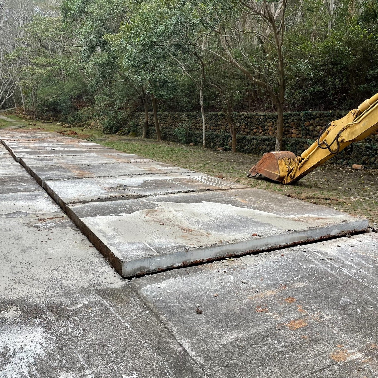 停車場地面板塊切割